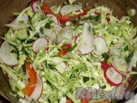 Посолить, заправить оливковым (или растительным) маслом и лимонным соком, перемешать и можно подавать на стол.&nbsp;
