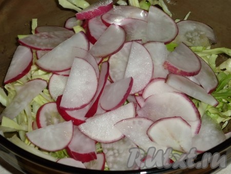 Редиску и огурцы нарезать полукольцами (если редис не крупный, то можно нарезать и тонкими кольцами).&nbsp;
