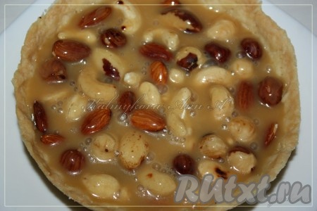 Залить орехи карамелью и дать застыть. Наилучший вкус и текстура этого пирога с ореховой начинкой в день приготовления. Хранить при комнатной температуре до 2-х дней. Не ставить в холодильник.
