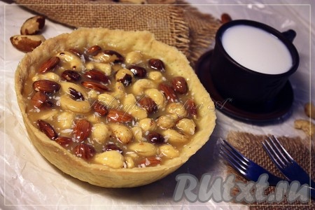 Готовый ореховый пирог можно посыпать кокосовой стружкой.
