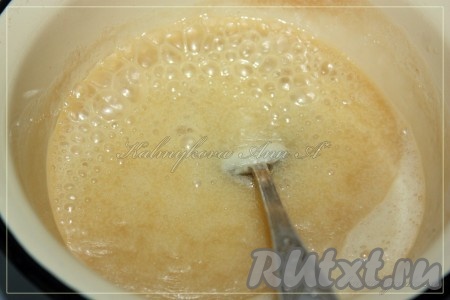 Уваривать карамель до тянучего состояния.
