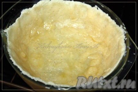 Затем пергамент и утяжелитель убрать и выпекать основу для пирога еще минут 15-20 (до румяного цвета).
