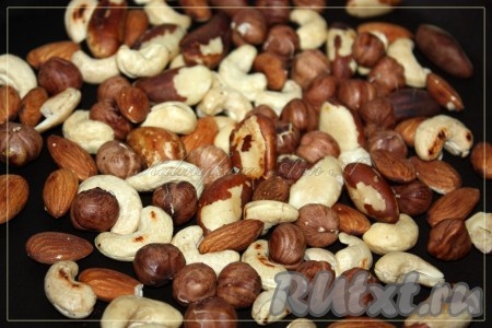 Орехи обжарить на сухой сковороде, остудить.
