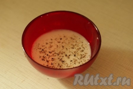 Сливки смешать с солью и перцем. 