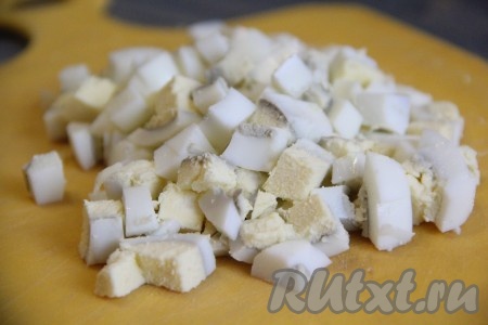 Яйца нарезать не мелко.