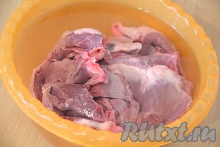 Сердце разрезать на две части и хорошо промыть от сгустков крови. Залить сердце холодной водой и оставить на 1-2 часа.
