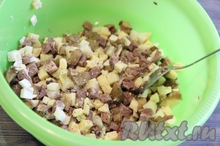 Посолить салат с свиным сердцем по вкусу и хорошо перемешать. Непосредственно перед подачей заправить майонезом.
