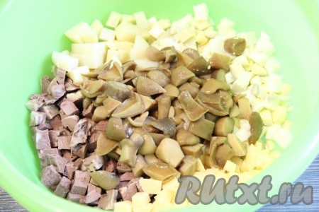  Затем добавить грибы.