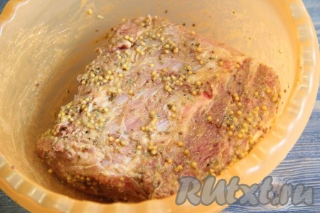 Хорошо смазать свинину горчицей со всех сторон. Накрыть миску с мясом пищевой плёнкой и оставить на 2-4 часа в прохладном месте. Можно оставить мариноваться в холодильнике на ночь.