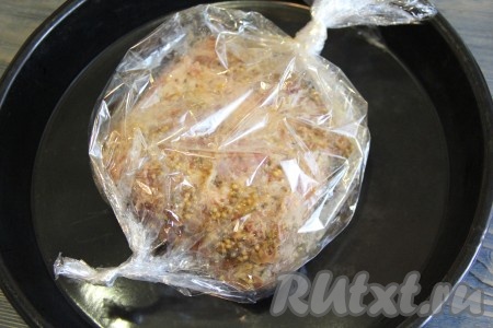 Свинину, замаринованную в горчице, переложить в рукав для запекания и завязать с двух сторон. Сделать несколько проколов с помощью зубочистки на верхней части рукава. Переложить мясо в рукаве на противень.&nbsp;