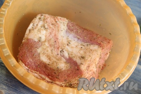 Тщательно натереть свинину солью и специями со всех сторон.