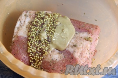 Затем добавить к мясу горчицу.