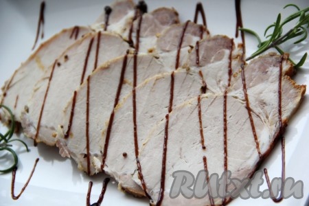 Нарезать мясо на тонкие кусочки. Наивкуснейшую, сочную, нежную свинину, запечённую в горчице, можно предложить к столу с гарниром или в качестве холодной закуски. А можно выложить на хлеб, формируя бутерброд. Такая свинина станет прекрасной заменой покупным колбасным изделиям!