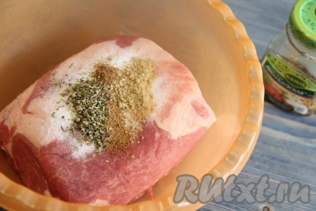 Мясо выложить в удобную посуду. Добавить соль, специи (я в качестве специй взяла 1 чайную ложку смеси перцев, 1 чайную ложку итальянских трав, 1 чайную ложку сушёного имбиря).