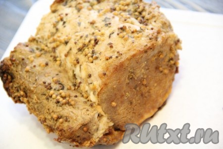 Поставить противень со свининой в рукаве в духовку, разогретую до 180 градусов, запекать 2 часа. Затем готовое мясо достать из духовки, дать немного остыть, аккуратно разрезать рукав для запекания и переложить мясо на тарелку.&nbsp; Свинину, запечённую в горчичном маринаде, можно подавать и горячей, но я предпочитаю подавать её к столу полностью остывшей.