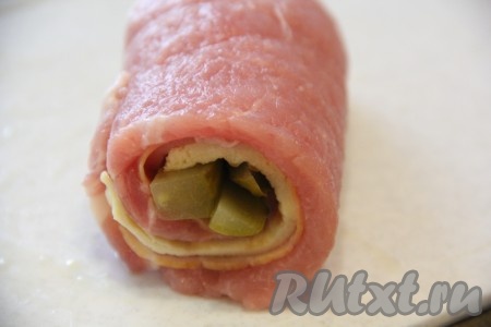  Свернуть мясо в плотный рулет, начиная со стороны с огурцом.&nbsp;