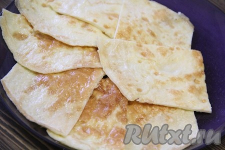 Остывший омлет нарезать на части. Количество кусочков омлета должно совпадать с количеством порций мяса.