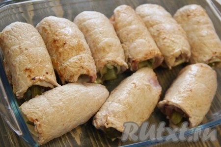  Затем выложить мясные рулетики в жаропрочную форму, влить немного воды и поставить в разогретую духовку.