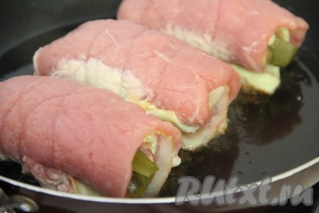 В сковороду влить немного масла и хорошо разогреть. Выложить рулетики в сковороду и обжарить на достаточно сильном огне с двух сторон до лёгкого золотистого цвета.