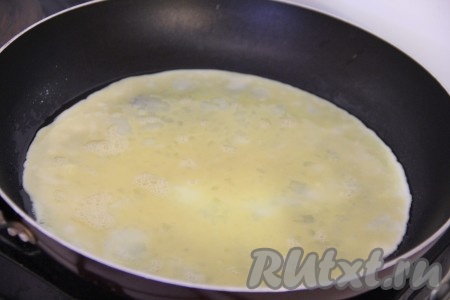  Сковороду, смазанную растительным маслом, хорошо разогреть, вылить яичную смесь. Жарить омлет на среднем огне с двух сторон до золотистого цвета.