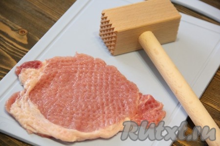 Каждый кусочек мяса накрыть пищевой плёнкой и отбить достаточно тонко. По желанию поперчить. Я мясо не солила, так как бекон и маринованный огурец дадут достаточно соли.