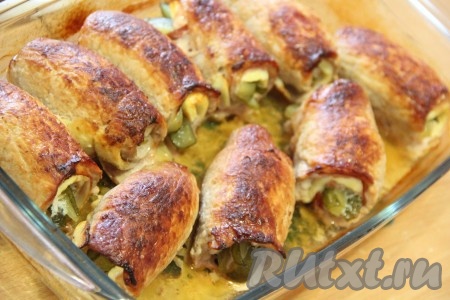 Запекать мясные рулетики с начинкой до золотистой корочки (минут 45-50) при температуре 160 градусов, периодически поливая выделившимся соком.