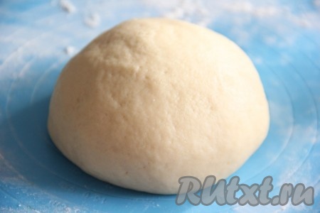 Замесить тесто. Оно получится мягким, нежным, не липнущим к рукам.
