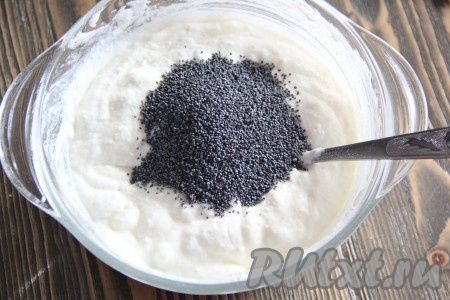 Затем всыпать мак и хорошо перемешать.
