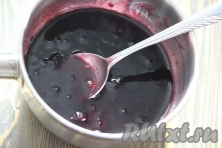 Снять желатиновую смесь с огня, добавить варенье и хорошо перемешать.
