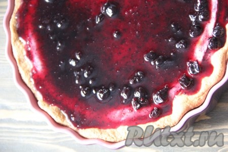 Вылить заливку из варенья поверх творожной начинки и поставить пирог в холодильник на 4-5 часов (можно на ночь).