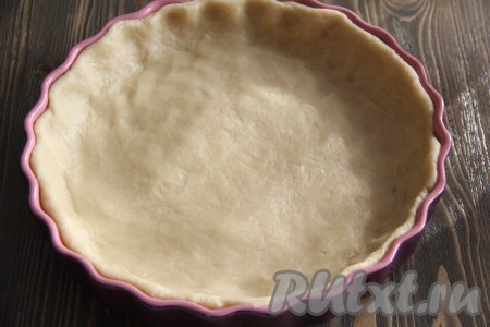 Тесто выложить в форму для выпекания, распределяя равномерно по всей поверхности и формируя&nbsp; бортик.