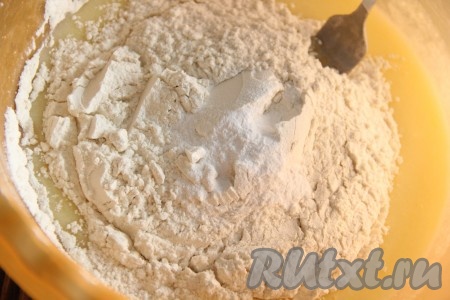 Всыпать просеянную муку и разрыхлитель.
