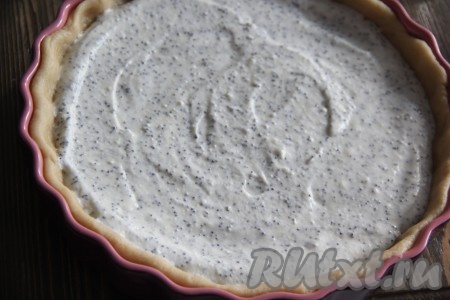 Выложить творожную начинку в форму и разровнять. Поставить в разогретую духовку и выпекать примерно 35-40 минут при температуре 200 градусов.&nbsp;
