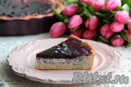 Готовый&nbsp;песочный пирог с творогом и вареньем нарезать на кусочки и подать к столу. Выпечка получается очень вкусной, нежной, больше похожей на десерт.
