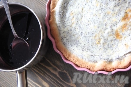 Готовый пирог достать из духовки. Корж должен стать золотистого цвета, а творожная начинка - слегка зарумяниться.