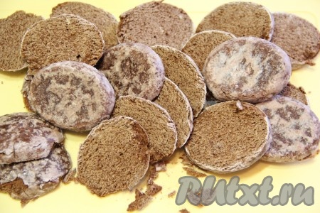 Пряники разрезать вдоль на две части.