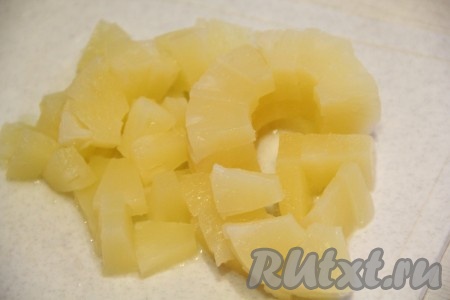 Ананасы нарезать на небольшие кусочки.&nbsp;
