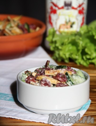 Салат с яичными блинчиками, свежим огурцом и копчёной колбасой