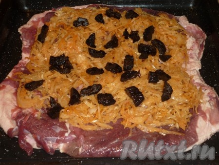 Сверху по всей поверхности разложить нарезанный полосками чернослив.&nbsp;
