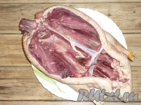 Утку хорошо промыть под холодной проточной водой. Сделать ножом&nbsp;надрез по центру грудки до кости. Аккуратно&nbsp;снять мясо с кожей с костного каркаса. Удалить кости с ножек и крылышек. Отрезать хвостик.&nbsp;
