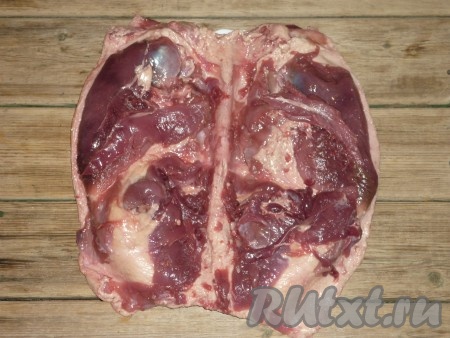 Должен получиться прямоугольный пласт мяса.&nbsp;
