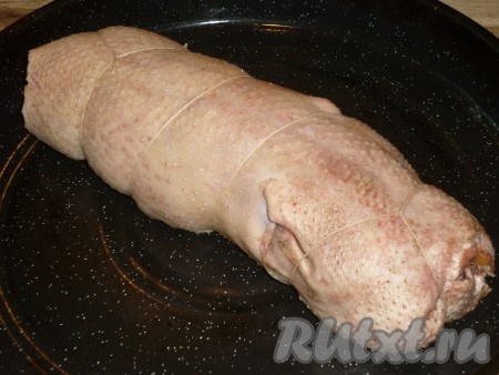 Завернуть мясо с начинкой рулетом и связать ниткой. Выложить на противень и отправить в разогретую до 180 градусов духовку на 60-80 минут. Периодически поливать утиный рулет соком со дна формы. Готовность можно проверить острым ножом или деревянной шпажкой. При прокалывании мяса должен выделяться прозрачный сок.&nbsp;
