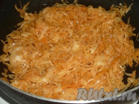 В капусту добавить томатный сок и сахар (количество сахара будет зависит от кислоты капусты и томатного сока, поэтому нужно ориентироваться на свой вкус). Готовить, помешивая, еще около 10 минут.&nbsp;
