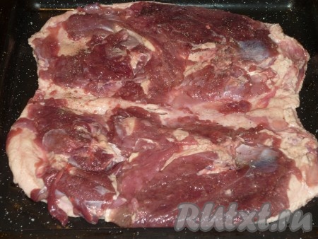 Посолить, поперчить со всех сторон. Оставить на время, пока будем готовить начинку. 