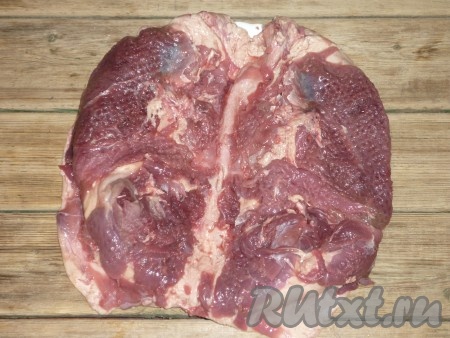 Накрыть его пищевой плёнкой и хорошо отбить молотком для отбивных. 