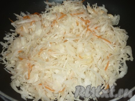 Квашеную капусту промыть. Обжарить на растительном масле, помешивая, до мягкости, примерно 10-15 минут.&nbsp;
