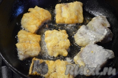 Обжарить на масле с одной стороны до золотистой корочки. Перевернуть.
