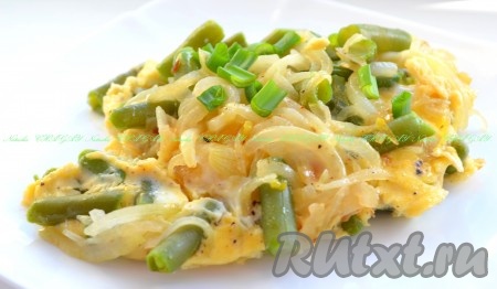 Треска, приготовленная с овощами на сковороде, получается сочной и очень вкусной. Подавайте блюдо обязательно горячим, посыпав зеленью.
