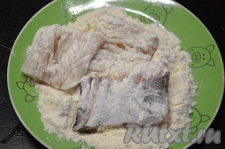 Треску запанировать в муке.
