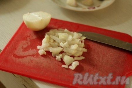 Лук мелко порезать.